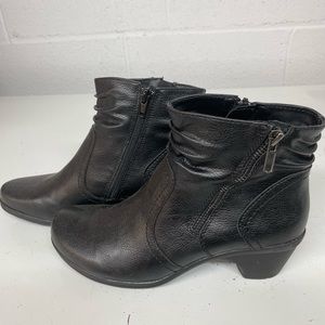 Like new Earth booties